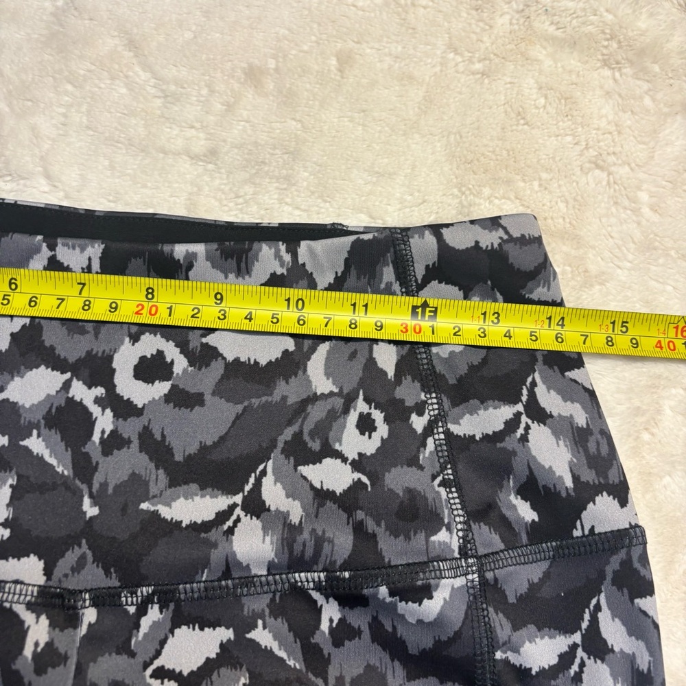 Chico's Zenergy Leggings Small (4/6) Black Gray Abstract Print Stretchy Pockets - Picture 11 of 13
